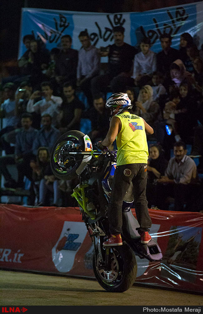 حرکات نمایشی انفرادی موتور ریس توسط سامان قنبرزاده قهرمان آسیا در پا