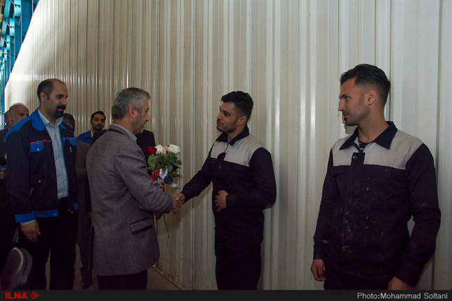 اهدا شاخه گل به کارگران توسط مدیر کل کار و رفاه اجتماعی به مناسبت هفت