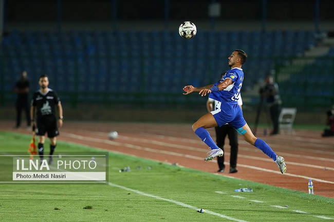 دیدار تیم های فوتبال استقلال تهران و ذوب آهن اصفهان