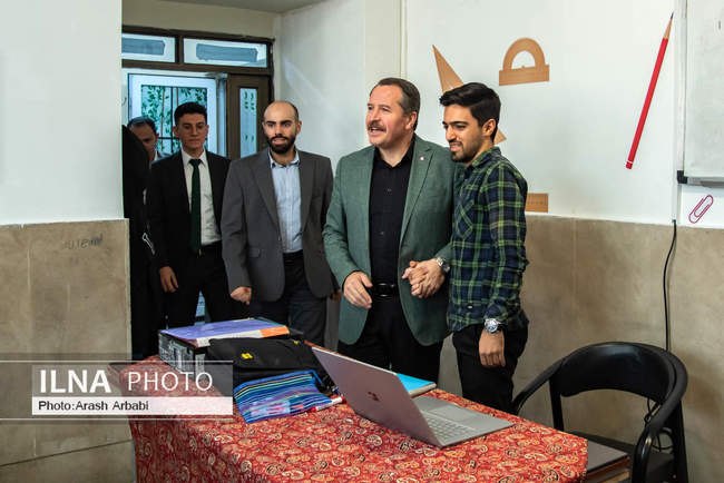 بازدید رییس کنفدراسیون اتحادیه کارمندان بخش عمومی ترکیه از دبستان ا