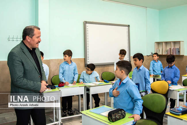 بازدید رییس کنفدراسیون اتحادیه کارمندان بخش عمومی ترکیه از دبستان ا