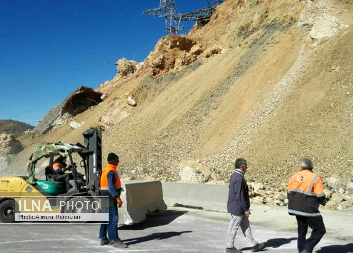 عملیات بازگشایی آزاد‌راه خرم‌آباد- پل زال تا امشب ادامه دارد