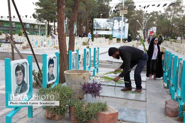 غبار روبی و گل افشانی گلستان شهدای اصفهان