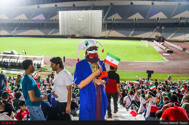 تماشای بازی ایران و پرتغال در ورزشگاه آزادی