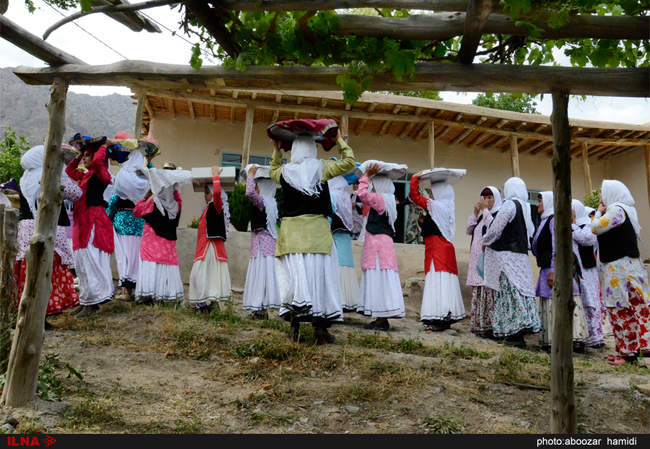 مراسم عیدی بران (بردن هدیه برای نوعروس) در روستاهای گیلان‎