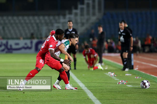دیدار تیمهای فوتبال پرسپولیس تهران و ذوب آهن اصفهان