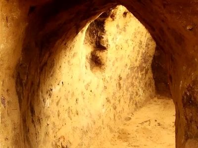 یک تونل مرموز در محوطه یک خندق ماقبل تاریخ