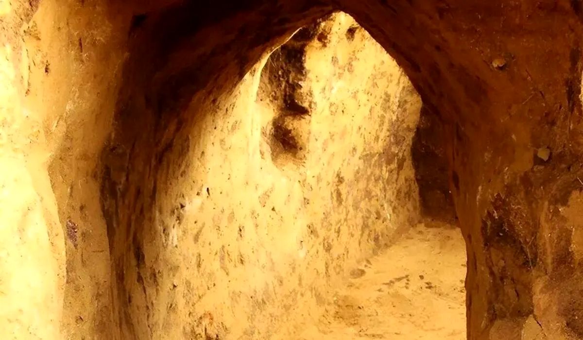یک تونل مرموز در محوطه یک خندق ماقبل تاریخ