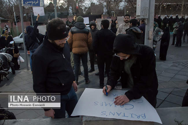 تجمع دانشجویان در مقابل سفارت انگلستان در تهران