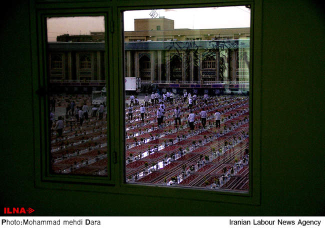 ضیافت افطاری در حرم مطهر امام رضا (ع) 