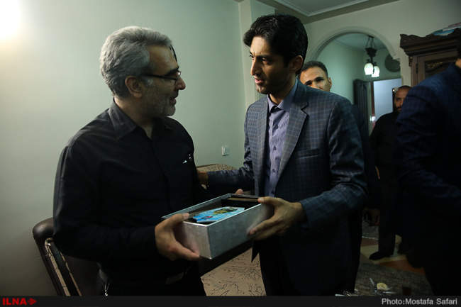 حضور فرید موسوی نماینده مجلس شورای اسلامی در منزل شهید آتش نشان فرید