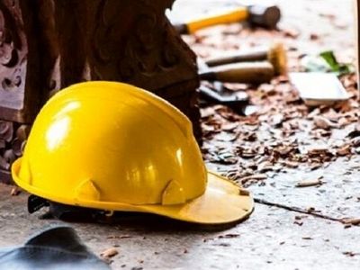 گیر کردن دست یک کارگر  بین دستگاه 