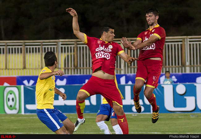 مسابقه فوتبال بین دوتیم نفت تهران و صنعت نفت آبادان