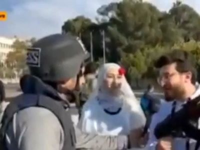 خوشحالی عروس و داماد اسلحه بدست از سقوط بشار اسد در سوریه + فیلم