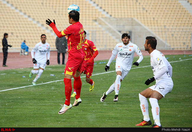 مسابقه فوتبال بین دو تیم نفت تهران و سایپای تهران