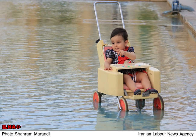  آب‌ بازی کودکان در میدان امام اصفهان
