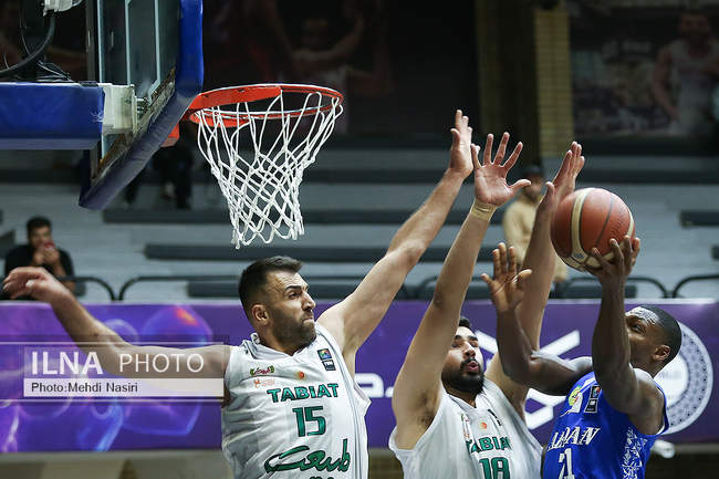 دیدار تیم های بسکتبال طبیعت اسلامشهر و پالایش نفت آبادان