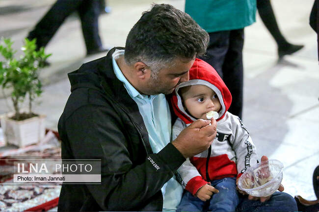 پذیرایی افطار از زائران در ورودی حرم امام رضا(ع)