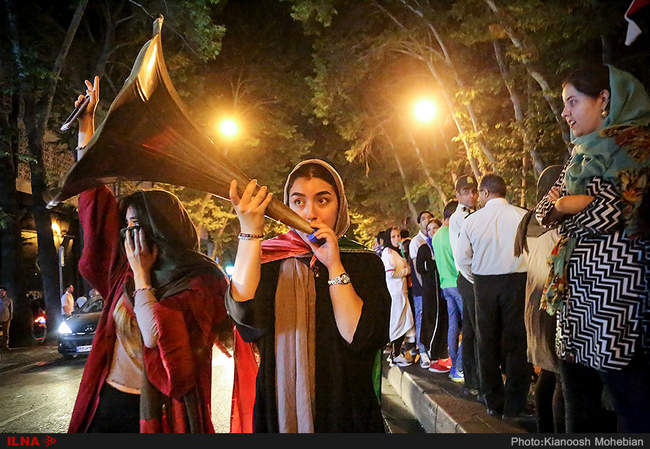 شادی مردم تهران پس از بازی مقابل تیم ملی پرتغال