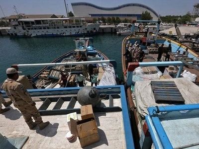 شناور حامل ۲۱۰ هزار لیتر سوخت قاچاق در آب‌های جزیره قشم توقیف و ۱۴ قاچاقچی دستگیر شدند