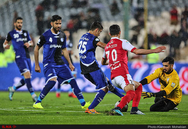 دیدار تیم های فوتبال پرسپولیس تهران و استقلال خوزستان