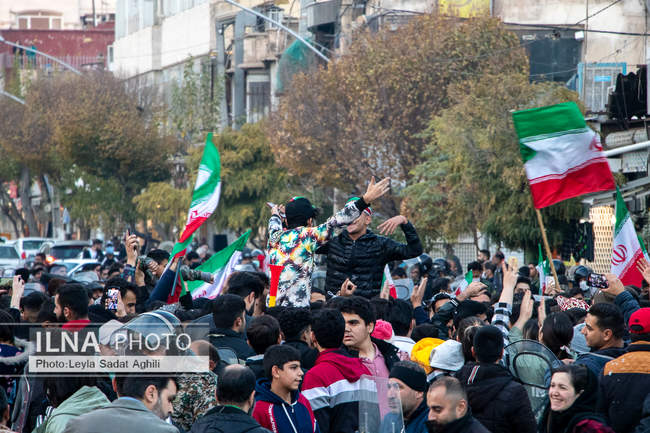 شادی مردم تهران پس از پیروزی تیم ملی فوتبال ایران