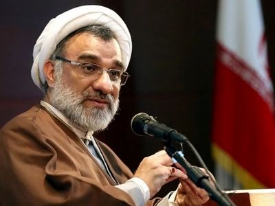 تذکر زبانی در متروها و خیابان‌ها توسط گروه‌های مردمی، خودجوش و رایگان انجام می‌شود
