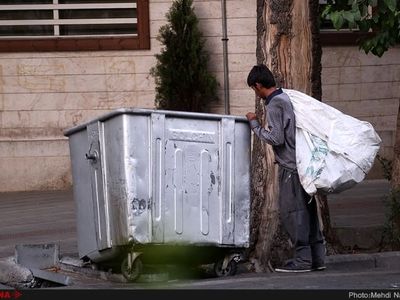 "مخازن زباله" قفل‌دار می‌شوند/ برخی افراد با خودروی شخصی از مخازن، زباله جمع‌آوری می‌کنند