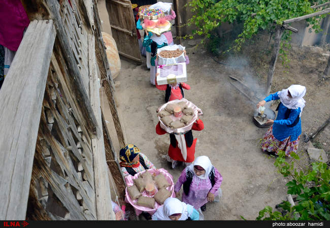 مراسم عیدی بران (بردن هدیه برای نوعروس) در روستاهای گیلان‎