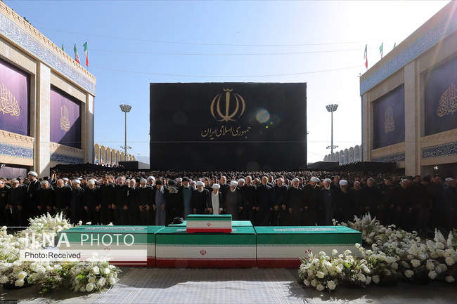 اقامه نماز بر پیکر رهبر شهید انقلاب با حضور جمعی از مسئولان، کارگزار�