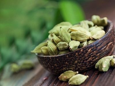 ۱۰ خاصیت شگفت‌انگیز هل در طب سنتی