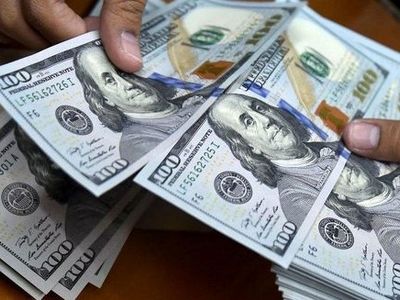 کیف حاوی ۲۱۰۰ دلار به صاحبش بازگردانده شد