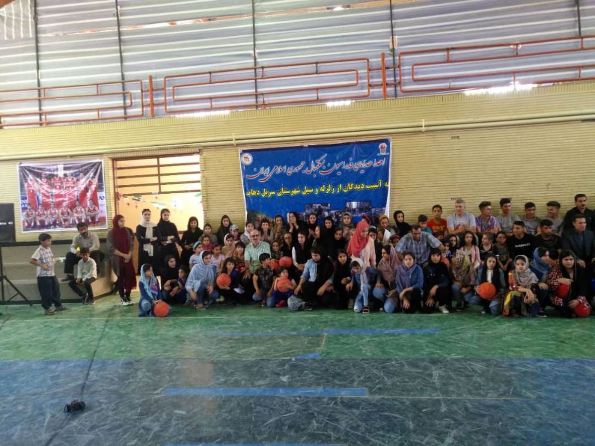 توزیع بسته های ورزشی فدراسیون بسکتبال میان مردم مناطق زلزله کرمانشاه