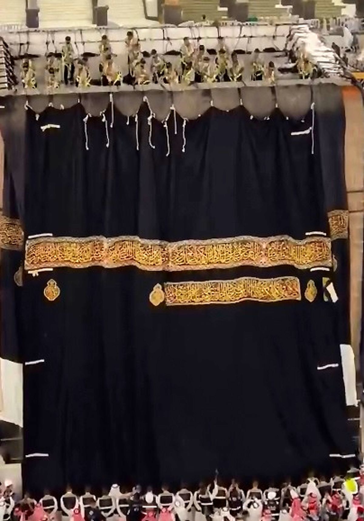 پردهٔ جدید خانهٔ خدا نصب شد + فیلم