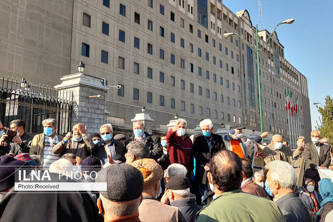 تجمع اعتراضآمیز بازنشستگان تامین اجتماعی مقابل مجلس