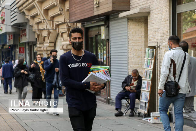 کتابخوان های خیابان انقلاب