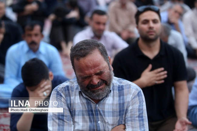 نصب پرچم حرم اباعبدالله الحسین (ع) بر گنبد حرم حضرت معصومه ( س)