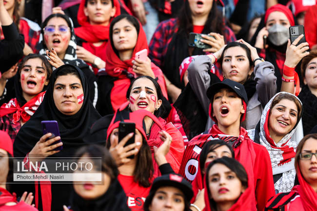 تصاویری از اولین حضور بانوان پرپسولیسی در لیگ برتر فوتبال در ورزشگاه