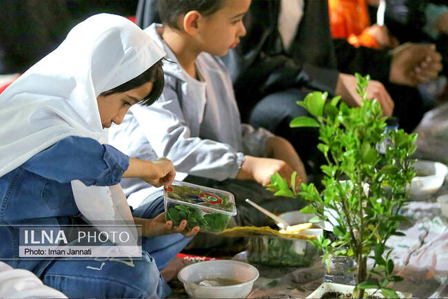 پذیرایی افطار از زائران در ورودی حرم امام رضا(ع)