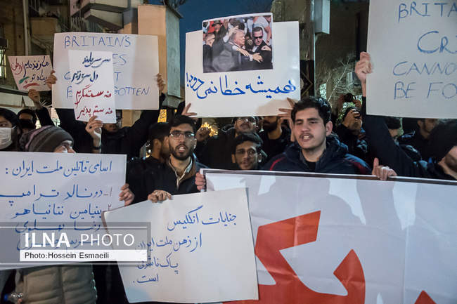 تجمع دانشجویان در مقابل سفارت انگلستان در تهران