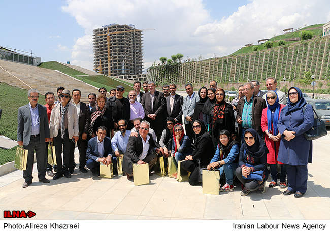 بازدید جمعی از هنرمندان از پروژه های شرکت توسعه فضاهای فرهنگی شهردار