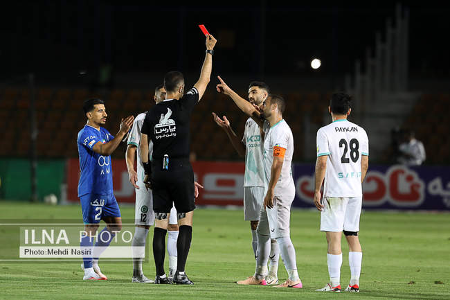 دیدار تیم های فوتبال استقلال تهران و پیکان