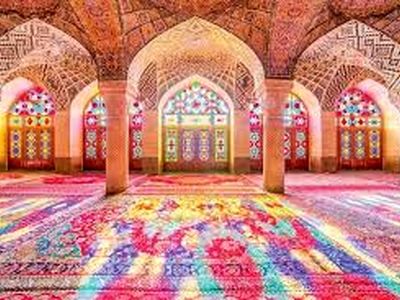 هیجان توریست آمریکایی در لحظه ورود به مسجد صورتی شیراز/فیلم