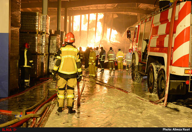 مهار آتش سوزی شرکت ایران چسب در شهرصنعتی البرز