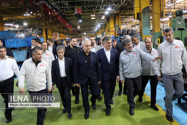 بازدید رییس کل بانک‌مرکزی از مجموعه تراکتورسازی ایران