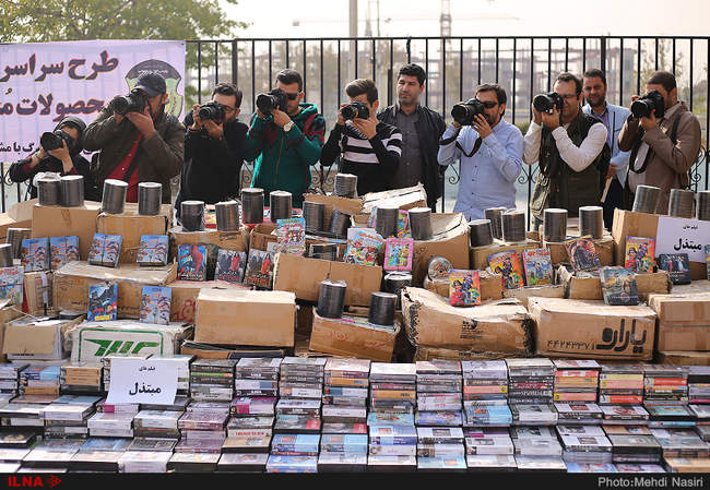 تصاویر اجرای طرح جمع‌آوری سی دی فیلم‌های قاچاق با حضور سینماگران