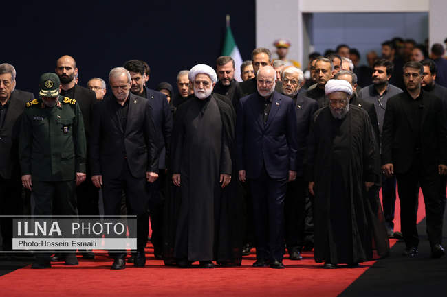 ادای احترام سران قوا و مسئولان نظام به پیکر آقای شهید ایران