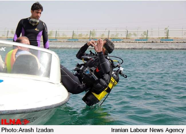 مانور تیم غواصی امداد و نجات آبی سازمان آتش نشانی و خدمات ایمنی