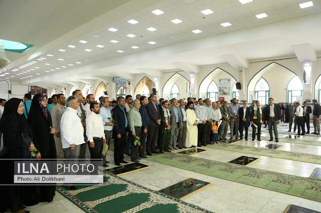 غبار روبی گلزار شهدا به مناسبت آغاز هفته کارگر در بندرعباس
