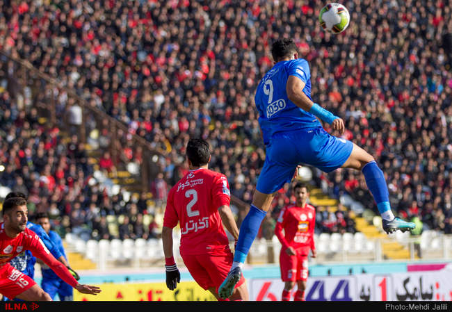 دیدار تیم های فوتبال استقلال تهران و تراکتورسازی تبریز